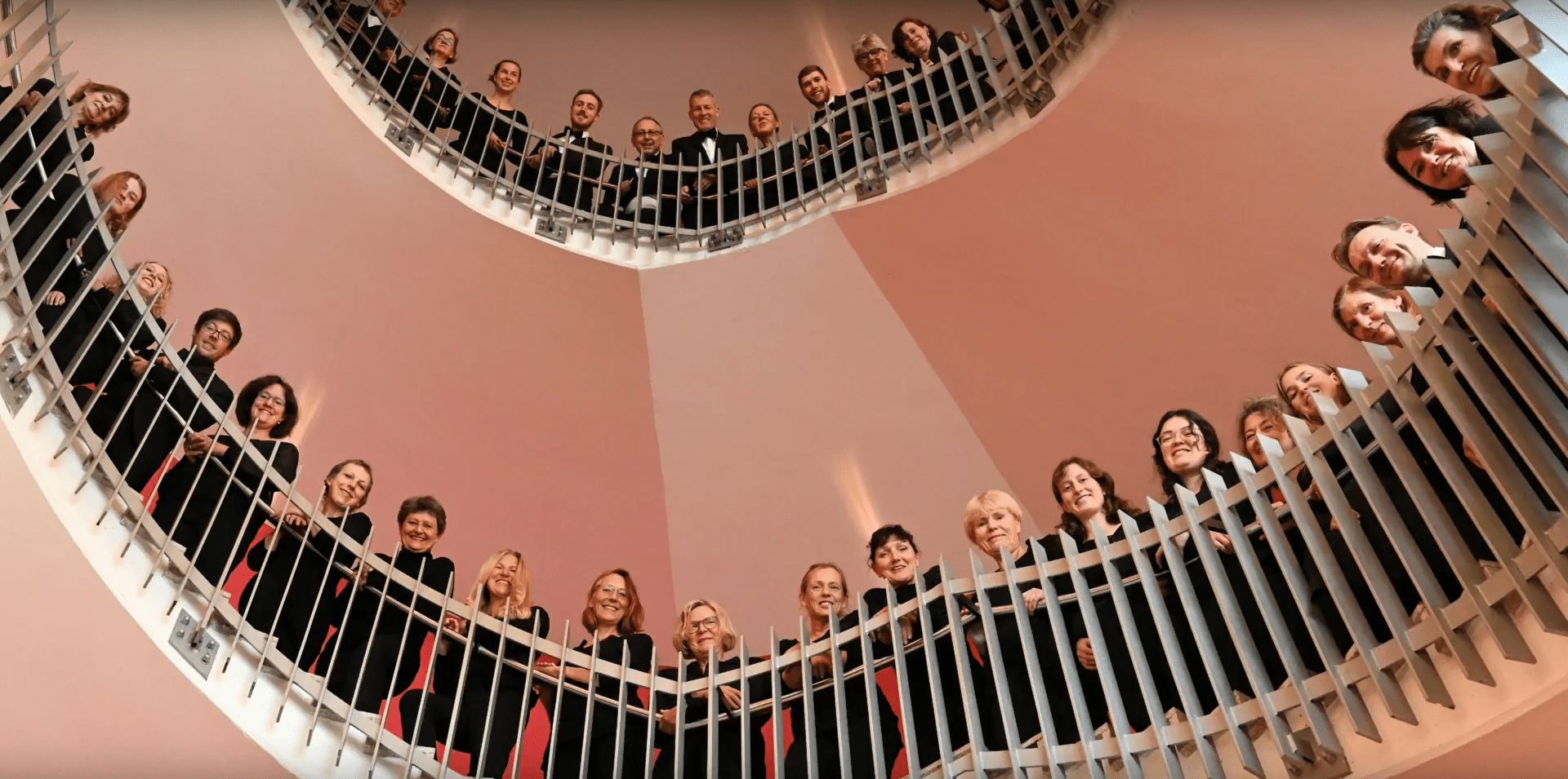 Gruppenbild Sinfonischer Chor auf Treppe